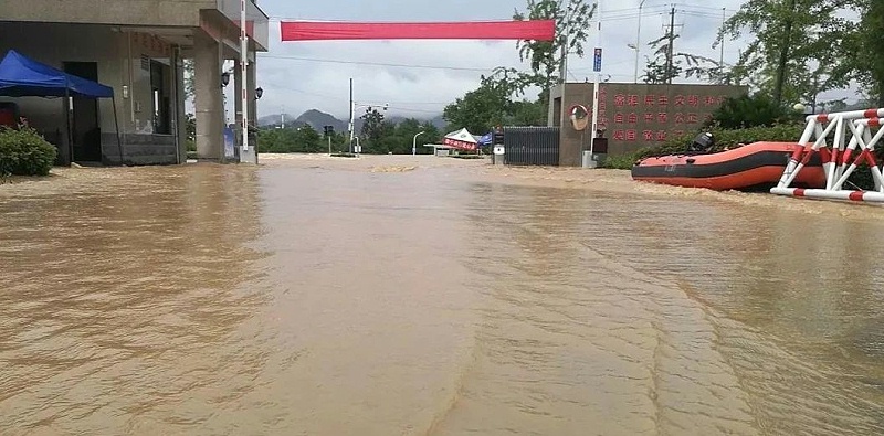 7月7日，歙縣二中高考考點(diǎn)門前受暴雨影響，無法進(jìn)入